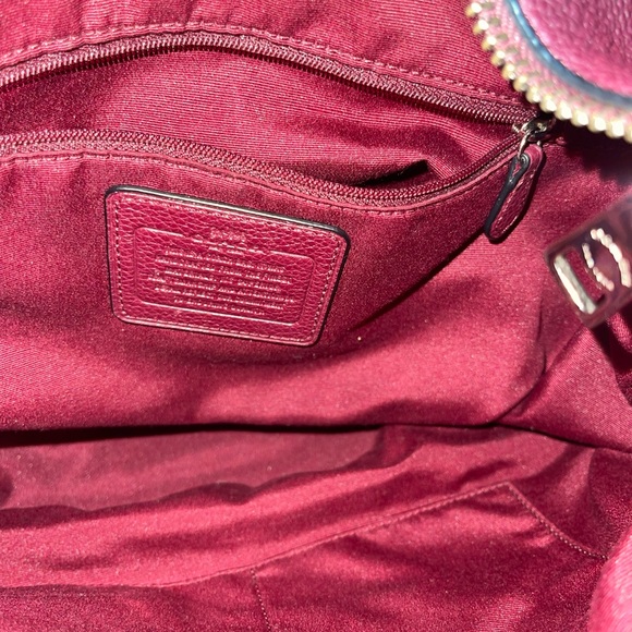 Coach hobo satchel
Genuine leather
bag collector
burgundy color way - Picture 3 of 7